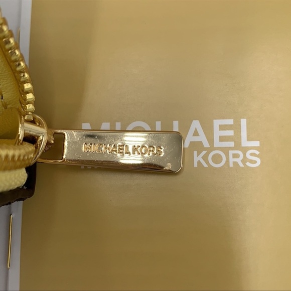 MICHAEL KORS JET SET TRAVEL MEDIUM ZIP AROUND CARD CASE BUTTERCUP - Picture 8 of 12